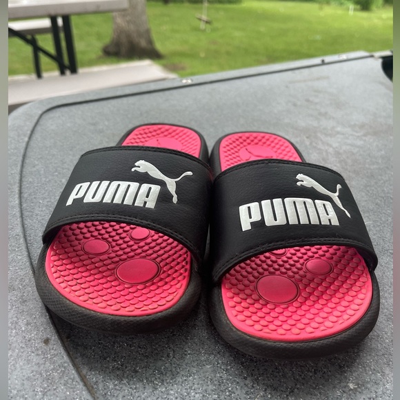 Girls Puma Slides sandals, sz 2, Perfect to slide on after summertime sports⚽️🥎 - Picture 4 of 7